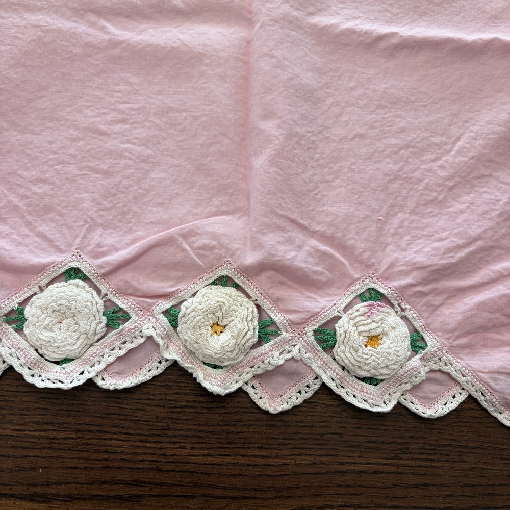 Vintage Pink Pillowcase Pair Crochet Daisy Trim Cottage Bed Linens - Picture 3 of 10